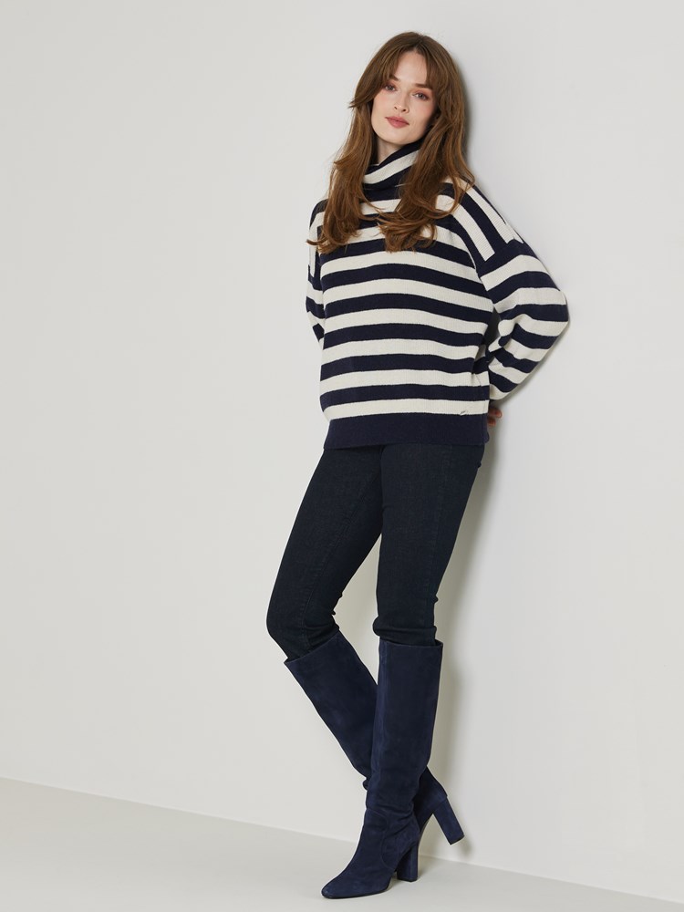 Molly genser 7505074_EM6-JEANPAUL-W23-Modell-Front_9689_Molly genser EM6_Molly genser EM6 7505074.jpg_Front||Front